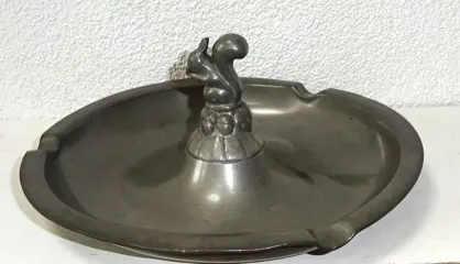 Art nouveau tinnen asbak met eekhoorn