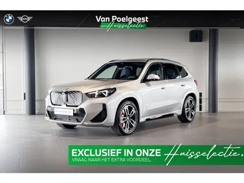 BMW iX1 eDrive20 67 kWh | M Sport Pro | Glazen Panoramadak | Stoelverwarming | Harman Kardon | Trekh