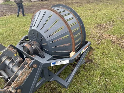 1 stenentrommel met schepbak inhoud ca 1m2 merk Stram