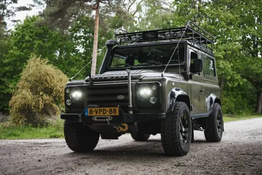 LAND ROVER DEFENDER Rough, stoer, adventure ready, BTW