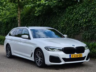 BMW 5-serie Touring 530e M Sport LED CarPlay Elek. Stoelen 100% dealer onderhouden 530e Business Edi