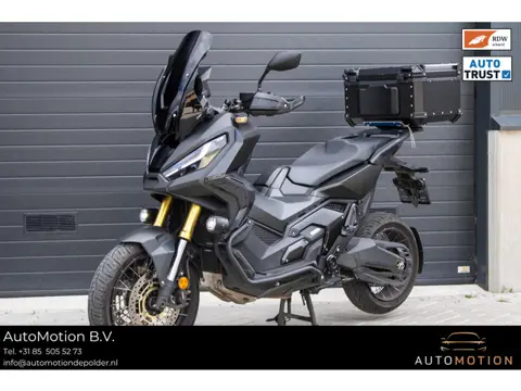 Honda X-ADV 750 | Akra| Mistlampen | Koffer | Smoked Windscherm
