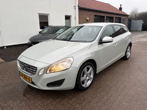 VOLVO V60 T3 Momentum