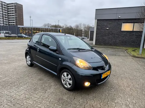 Toyota Aygo 1.0-12V Aspiration Red Navigator