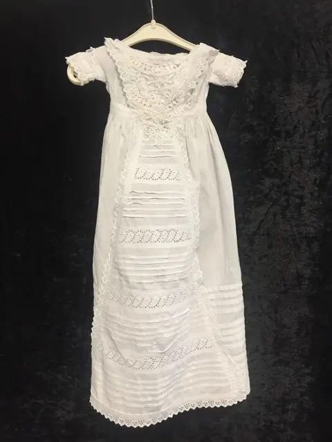 Zeer mooi poppendoopkleedje - met korte mouwtjes -