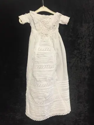 Zeer mooi poppendoopkleedje - met korte mouwtjes -