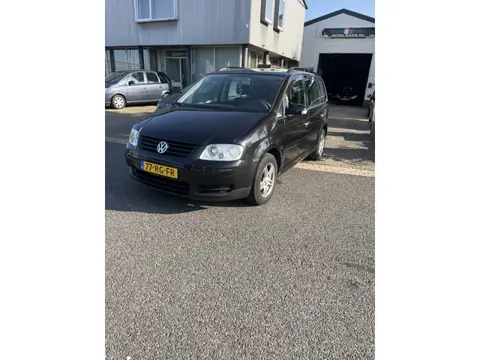 Volkswagen Touran 1.6 Business Airco. Keurig nette en goed onderhouden MPV. Prijs is inclusief nieuw