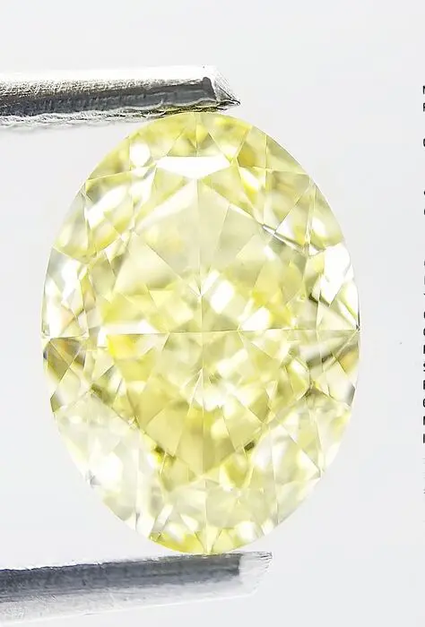 1 pcs Diamant - 2.13 ct - Ovaal - fancy light yellow - VS1