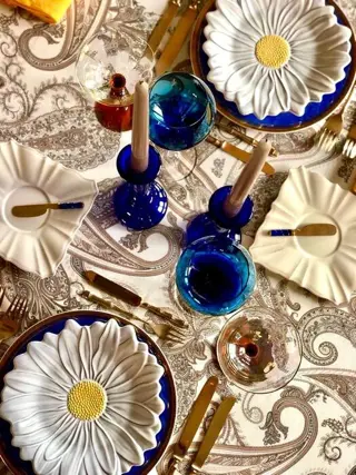 Kasjmier tafelkleed, 6 bijpassende servetten. Brede tafels.