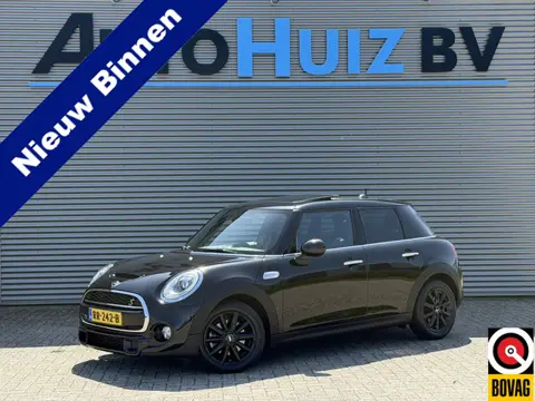 MINI 5-deurs Cooper S 192PK Chili Serious Business Panoramadak LED Leder Stoelverwarming
