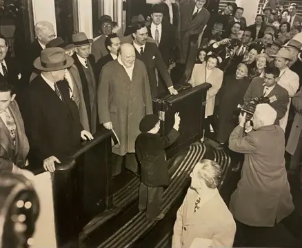 Sam Goldstein - Winston Churchill poseert voor fotografen