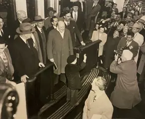 Sam Goldstein - Winston Churchill poseert voor fotografen