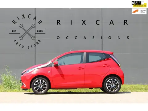 Toyota Aygo 1.0 VVT-i x-play Bluetooth AllSeason !!NIEUWBINNEN!!
