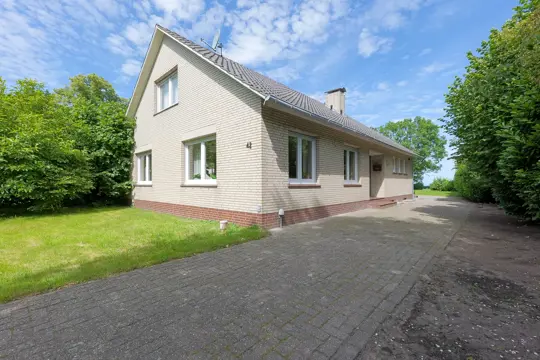 Prachtige semi bungalow met ruime garage op slechts 10 minuten van Winschoten in Duitsland