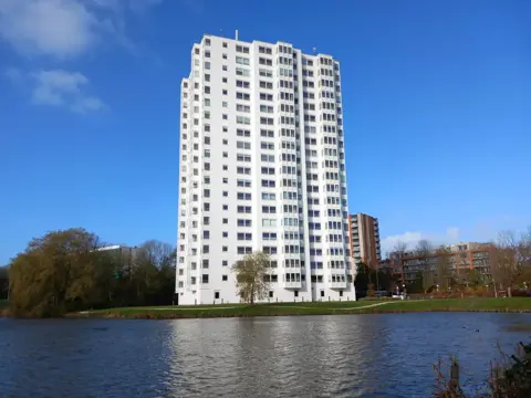 Woning aan de Prins Clausplein te Leeuwarden