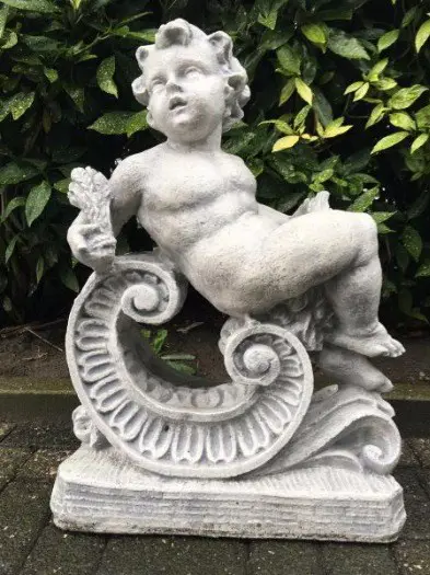Uniek tuinbeeld , engel , jaargetijde