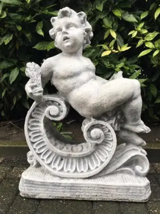 Uniek tuinbeeld , engel , jaargetijde
