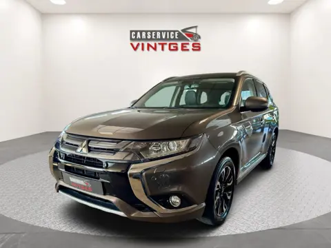 Mitsubishi Outlander 2.0 PHEV Premium Automaat | Navi | Leder | Trekhaak | Camera | PDC
