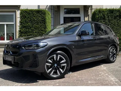 BMW iX3 High Executive 80 kWh PANO | ADAPTIVE | ACHTERUITKIJKCAMERA | MEMORY | CARPLAY | STOELVERWAR