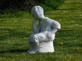 Tuinbeeld boeren jongen