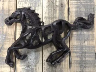 Wanddecoratie van een rennend paard