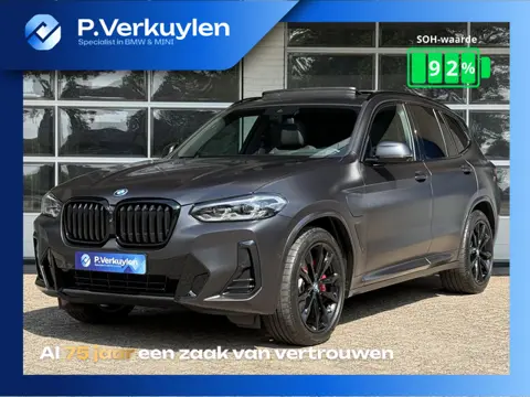 BMW X3 xDrive30e M SPORT | SPORTREMMEN ROOD | PANORAMA | 360 CAMERA | HEAD UP | ADAPTIEF ONDERSTEL |