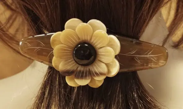 Verschillende haarclips van hoorn met bloem