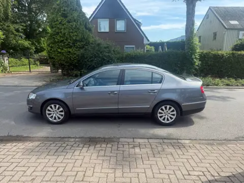 VOLKSWAGEN PASSAT 1.6 FSI Trendline*automaat*airco*cruise control*trekhaak