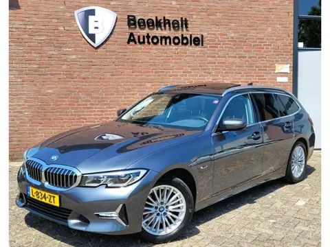 BMW 3-serie Touring 320e Luxury - Pano, Trekhaak, Laser (NL NAP BTW)