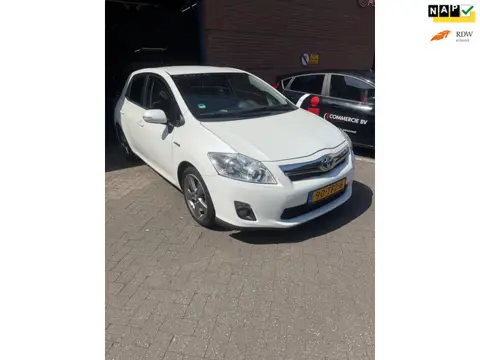 Toyota Auris 1.8 Full Hybrid Executive Dealer onderhouden
