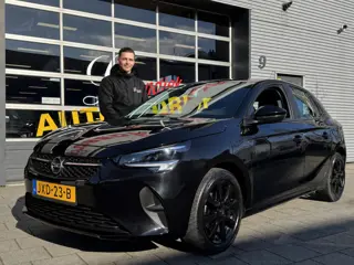 Opel Corsa 1.2 BLACK Edition - Navigatie / Apple CarPlay I Airco I PDC I Sport velgen I Dealer onder