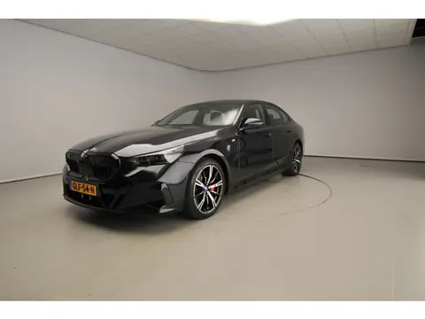 BMW 5 Serie Sedan 550e xDrive M-Sportpakket Pro | LED | HUD | Adaptief onderstel | Achterasbesturing