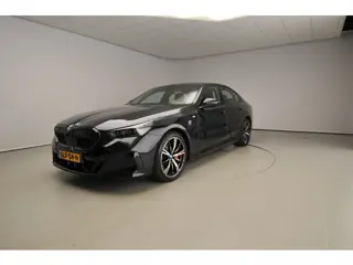 BMW 5 Serie Sedan 550e xDrive M-Sportpakket Pro | LED | HUD | Adaptief onderstel | Achterasbesturing
