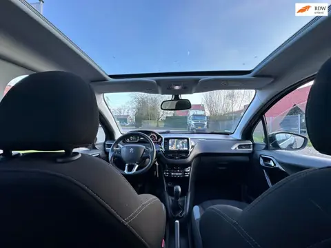 Peugeot 208 1.2 VTi Allure 5DR*Navigatie*Panoramadak*Stoelverwarming*Cruise*Clima*LM velgen*Parkeers