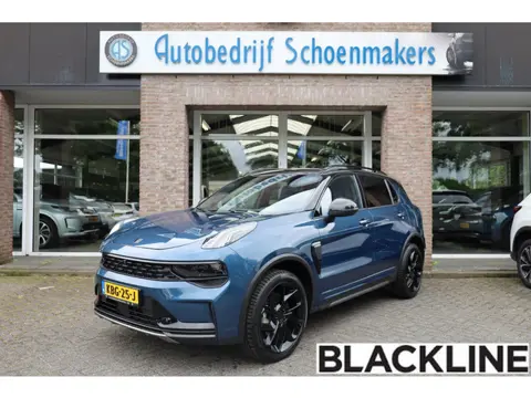 Lynk & Co 01 1.5 MY23! 6.6Kwh BLACKLINE! ZWARTE-HEMEL ROLHOES 360-CAMERA PANO/SCHUIF INFINITY DAB NA