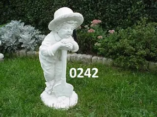 JONGEN MET SCHEP KIJKT DE TUIN IN