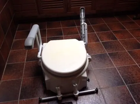 DIETZ TSE-1 toiletverhoger, met deksel en armleuning