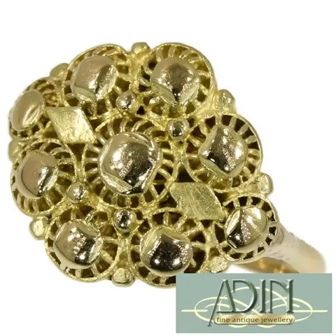 Antieke trouwring met prachtig gouden filigrein ontwerp.