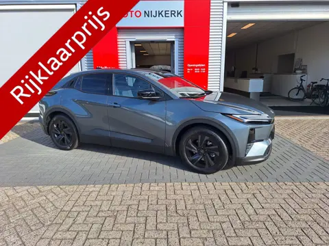 Toyota C-HR+ First Edition 77 kWh met trekhaak en 4seizoenenbanden