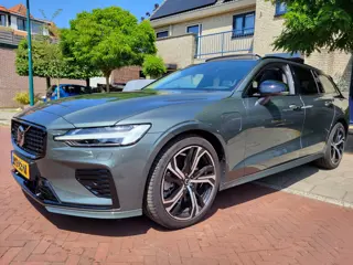 Volvo V60 2.0 T8 Plug-in hybrid AWD Ultra Dark