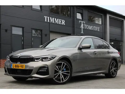 BMW 3-serie 330e M Sport Schuif kanteldak - 19 inch - Premium kleur Oxidgrau - Nederlandse Auto Deal