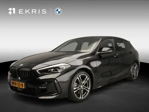 BMW 1 Serie 5-deurs 118i | M-Sportpakket | LED | Leder | Navigatie | Panoramadak | Trekhaak | Sports