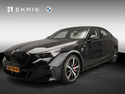 BMW 5 Serie Sedan 550e xDrive M-Sportpakket Pro | LED | HUD | Adaptief onderstel | Achterasbesturing
