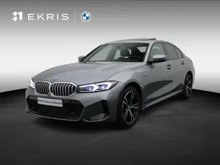 BMW 3 Serie Sedan 330e M Sportpakket | Comfort Pack | Trekhaak | Schuifdak | 18''