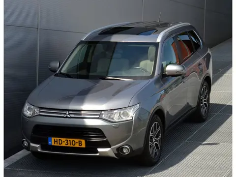 Mitsubishi Outlander PHEV 2.0 INSTYLE PLUS X-LINE 4WD | PLUG IN HYBRID | V2H | SOH % | FULL OPTIONS 