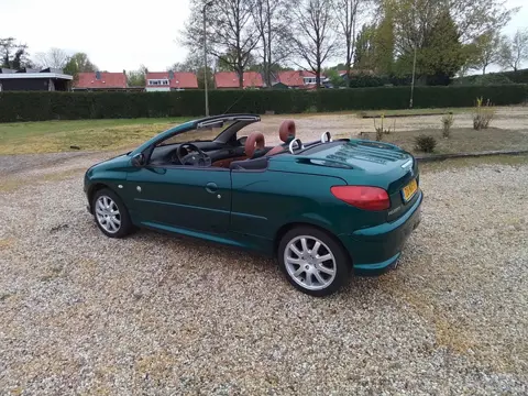 Peugeot 206 CC 2.0-16V Roland Garros NL auto met NAP KM 162 000. Zeer lux,s airco ECC