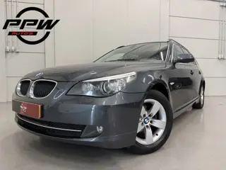BMW 5 Serie Touring 520i High Exe aut. UNIEK 124DKM!!/PLATINGRAU/TREKHAAK/ZWART LEER COMFORT-SPORT+M