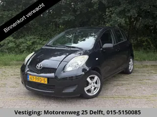 Toyota Yaris 1.3 VVTi BLACKLINE COMFORT EDITION 1e EIGENARESSE 100% ONDERHOUDEN. SPORTVELGEN.SPOILER
