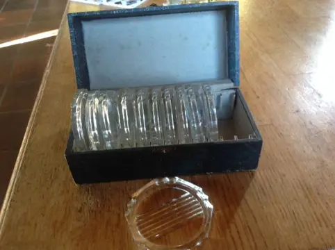 Onderzetters , oud , glas, in opbergdoos met slotje