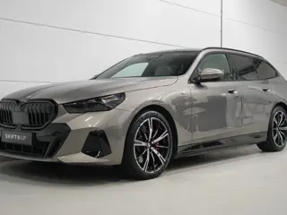 BMW 5 Serie Touring 550e xDrive M-Sport (bj 2025)